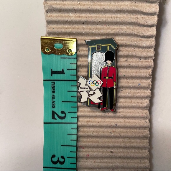 ⭐️FWP Olympic Commemorative Pin -London 2012 - Royal Guard —see FWP offer below - Picture 5 of 6